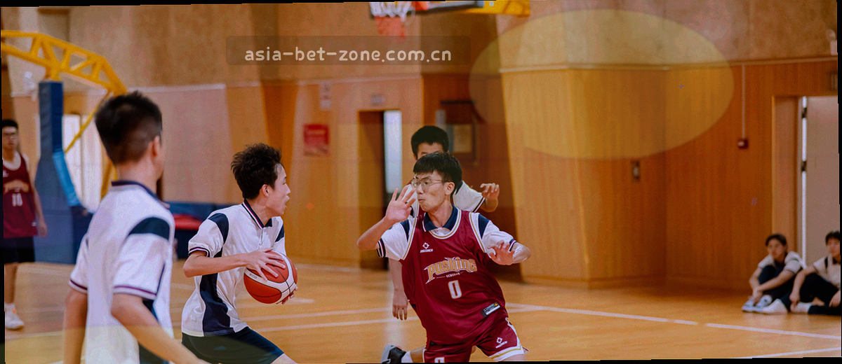 俯拍书桌上的清单纸与勾选框，纸面大片留白，旁边一支笔，画面中无人物